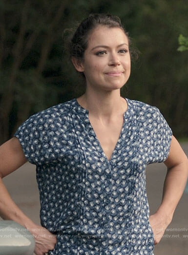 Jen's blue printed v-neck top on She-Hulk Attorney at Law