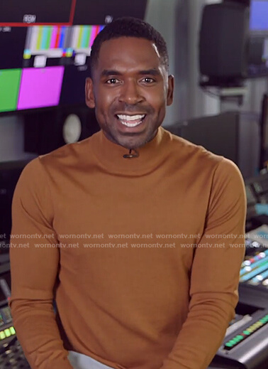 Justin's beige turtleneck sweater on E! News Nightly Pop