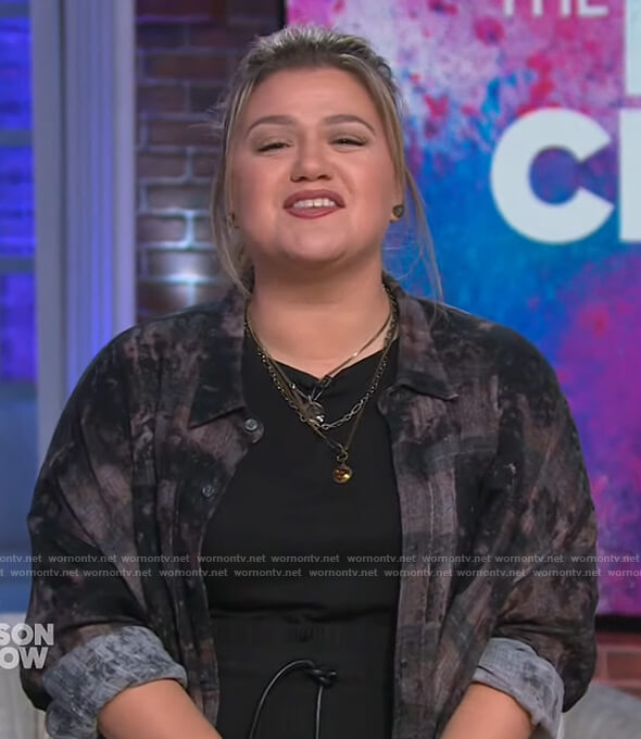 Kelly's black tie dye shirt on The Kelly Clarkson Show