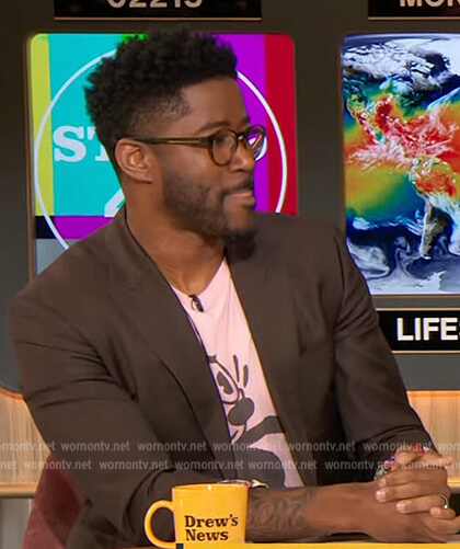 Nate Burleson's cat graphic tee on The Drew Barrymore Show