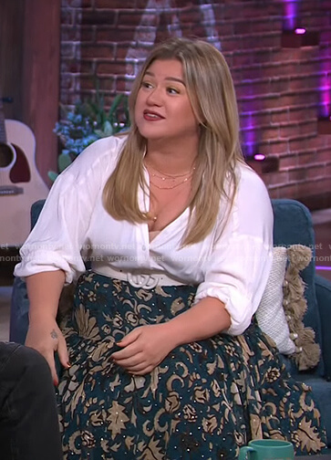 Kelly's teal green floral skirt on The Kelly Clarkson Show