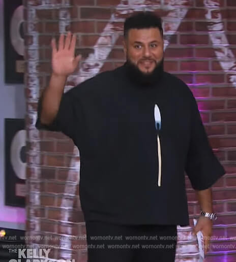Mohammed Amer's black match print tee on The Kelly Clarkson Show