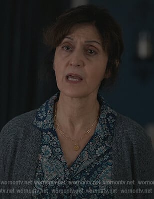 Gold paperclip necklace on Manifest
