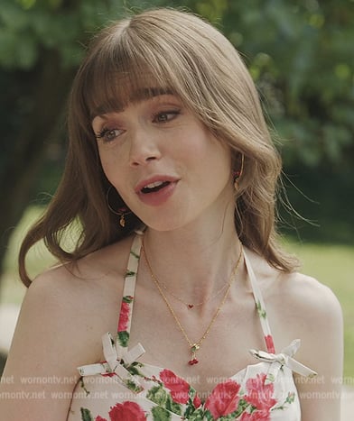 Emily's heart necklace on Emily in Paris
