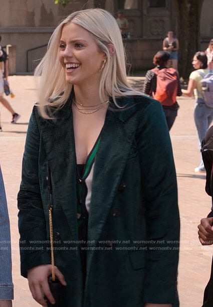 Leighton's green velvet blazer on The Sex Lives of College Girls