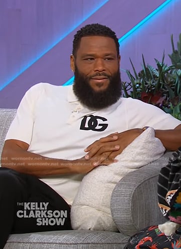 Anthony Anderson's white logo print polo shirt on The Kelly Clarkson Show