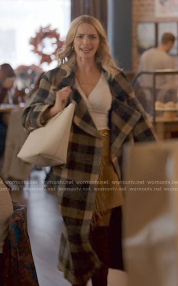Georgia's checked coat on Ginny & Georgia