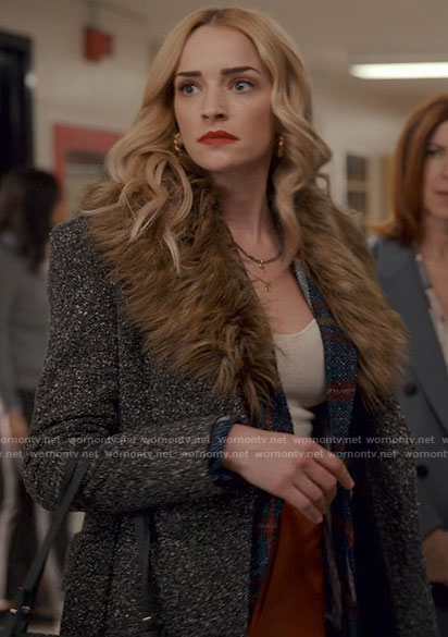 Georgia's grey coat with fur collar on Ginny & Georgia