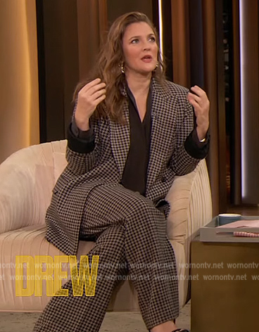 Drew's houndstooth print blazer and pants on The Drew Barrymore Show