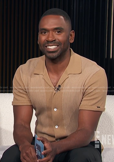 Justin's beige short sleeve shirt on E! News