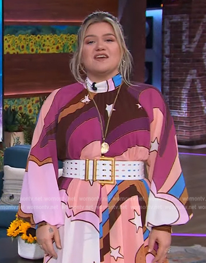 Kelly Clarkson's star abstract print dress on Access Hollywood