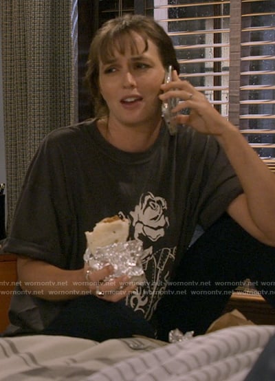 Meredith's rose graphic t-shirt on How I Met Your Father