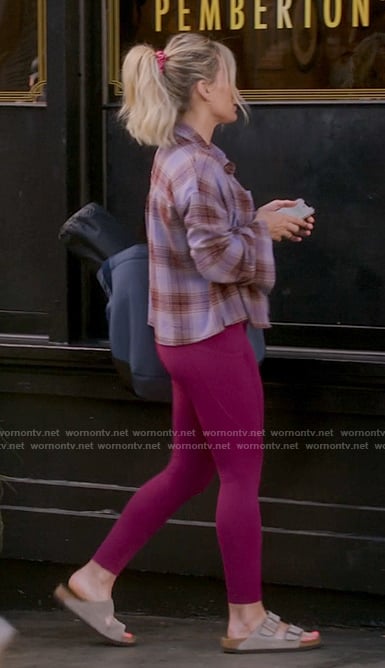 Sophie's yoga outfit on How I Met Your Father