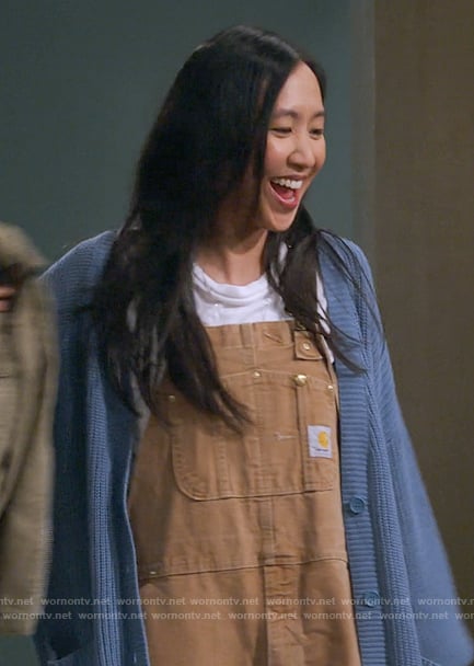 Ellen's khaki overalls on How I Met Your Father