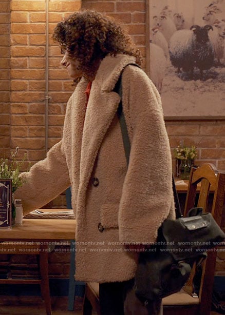 Ginny's beige teddy coat on Ginny & Georgia