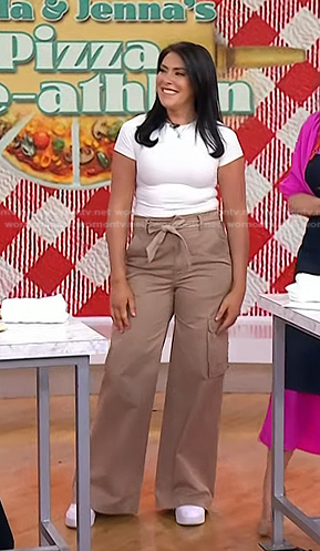 Katie Stilo's beige cargo pants on Today