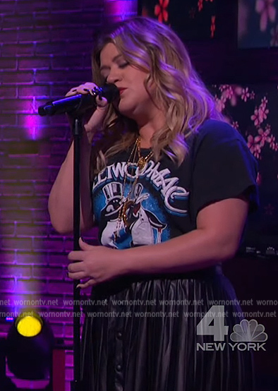 Kelly's black Fleetwood Mac tee on The Kelly Clarkson Show