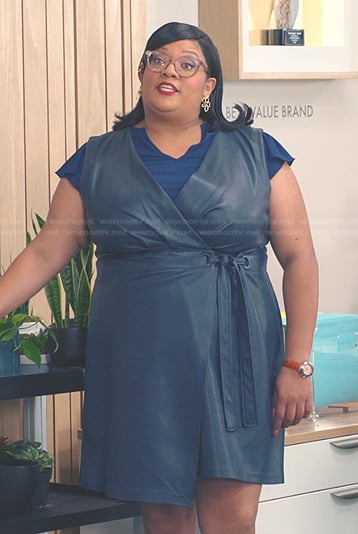 Dori's grey sleeveless leather wrap dress on American Auto