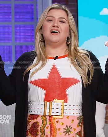 Kelly's white star print tee and layered skirt on The Kelly Clarkson Show
