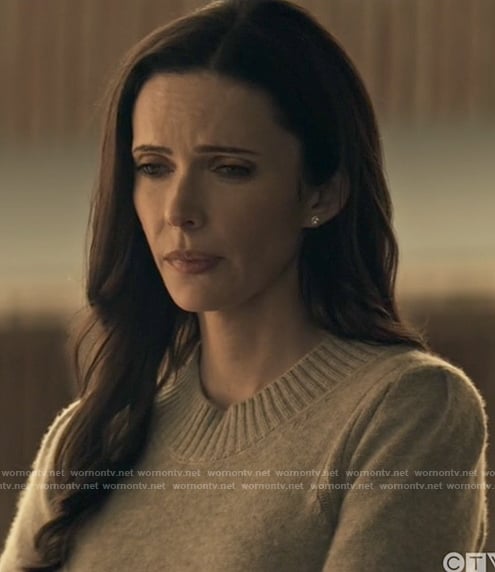 Lois's beige crew neck sweater on Superman and Lois