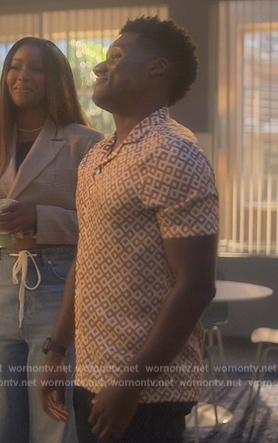 Printed shirt on Grown-ish