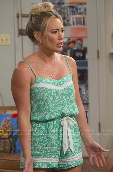 Sophie's green floral pajamas on How I Met Your Father