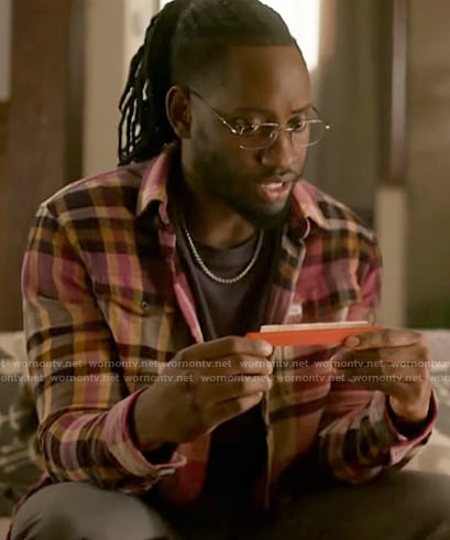 Chester's beige and pink flannel shirt on The Flash