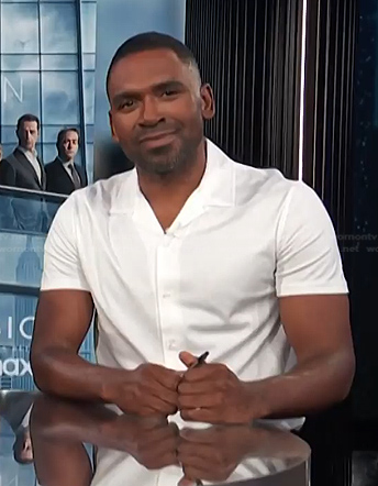 Justin's white short sleeve shirt on E! News
