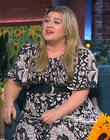 Kelly Clarkson's black floral puff sleeve dress on E! News