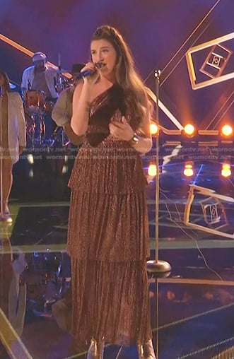 Grace West's metallic one-shoulder dress on The Voice