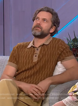 Joshua Jackson's brown knit polo on The Kelly Clarkson Show