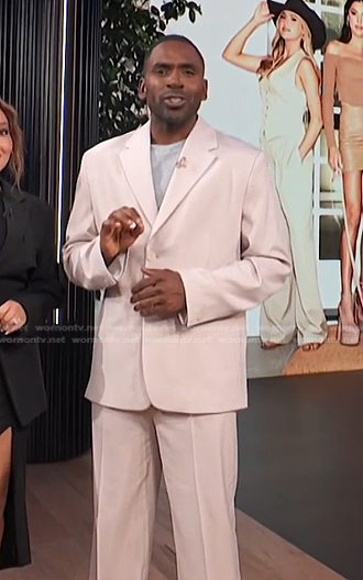 Justin's ivory suit on E! News