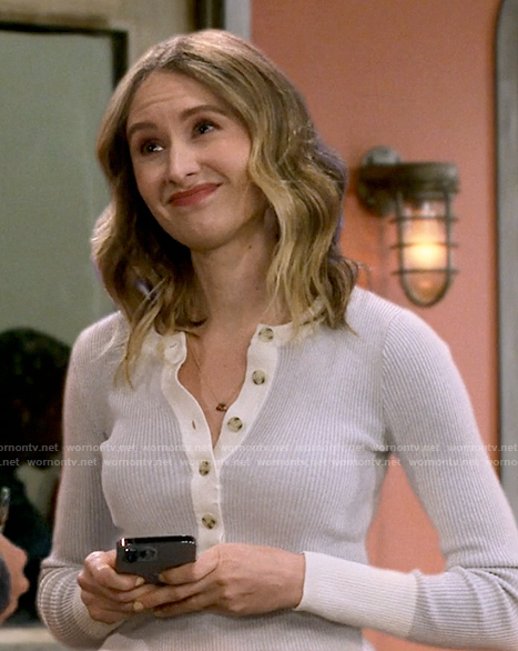 Taylor's henley top on How I Met Your Father