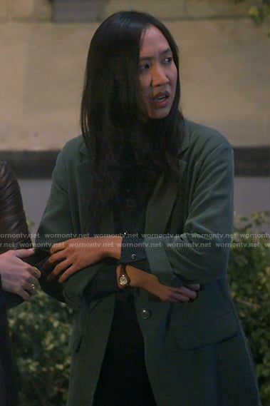 Ellen's green blazer on How I Met Your Father