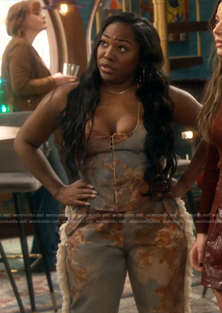 Harper's renaissance art print corset top and jeans on iCarly