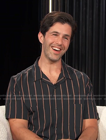 Josh Peck's black striped shirt on E! News
