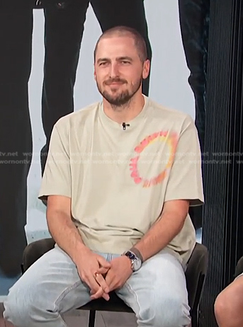 Kendall Schmidt's beige print tee on E! News