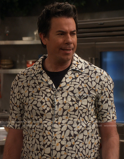 Spencer's black flower print shirt on iCarly