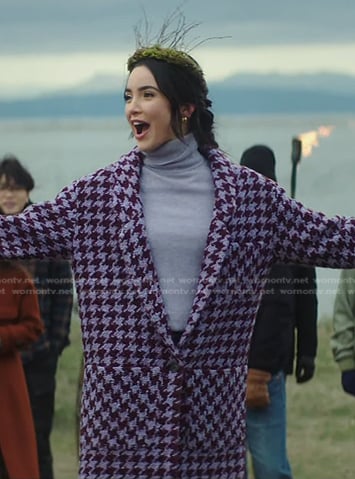 Bess's purple houndstooth coat on Nancy Drew