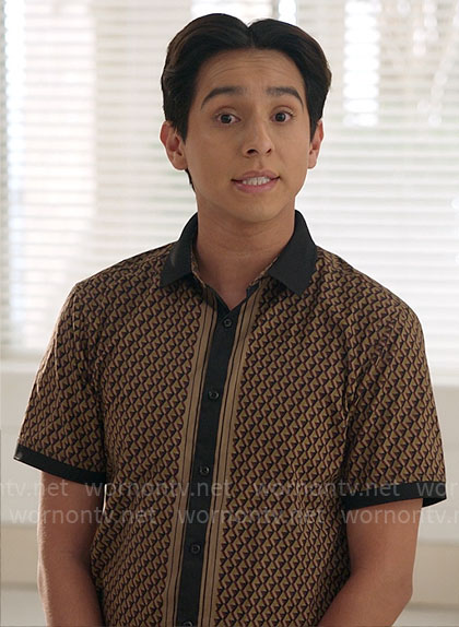 Carlos' beige and black print shirt on High School Musical The Musical The Series