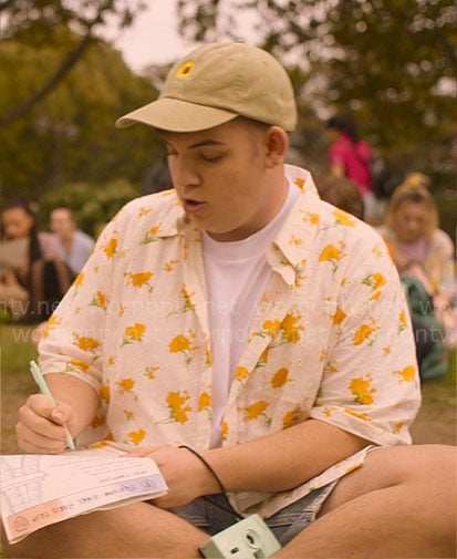 Isaac's white and yellow floral shirt on Heartstopper