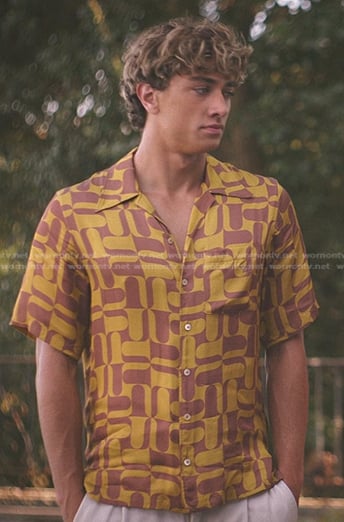 Jeremiah's yellow geometric print shirt on The Summer I Turned Pretty