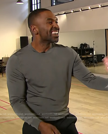 Justin's grey crew neck sweater on E! News
