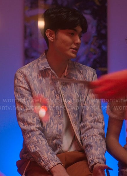 Tao's blue geometric jacket on Heartstopper
