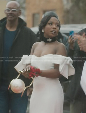 Jemma's ivory round bag on The Chi