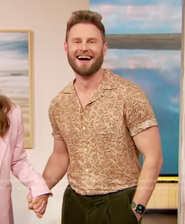 Bobby Berk's beige floral print shirt on E! News