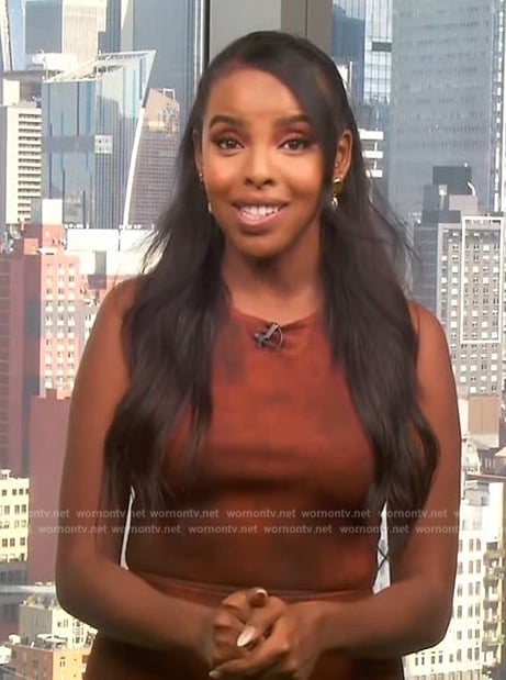 Mona's brown tie dye top and skirt on Extra