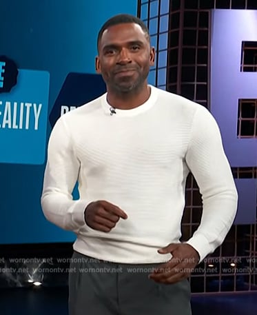 Justin's white knit crewneck sweater on E! News