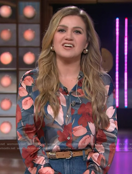 Kelly Clarkson's floral print blouse on Kelly Clarkson Show