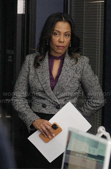 Mia's cropped houndstooth blazer on The Morning Show